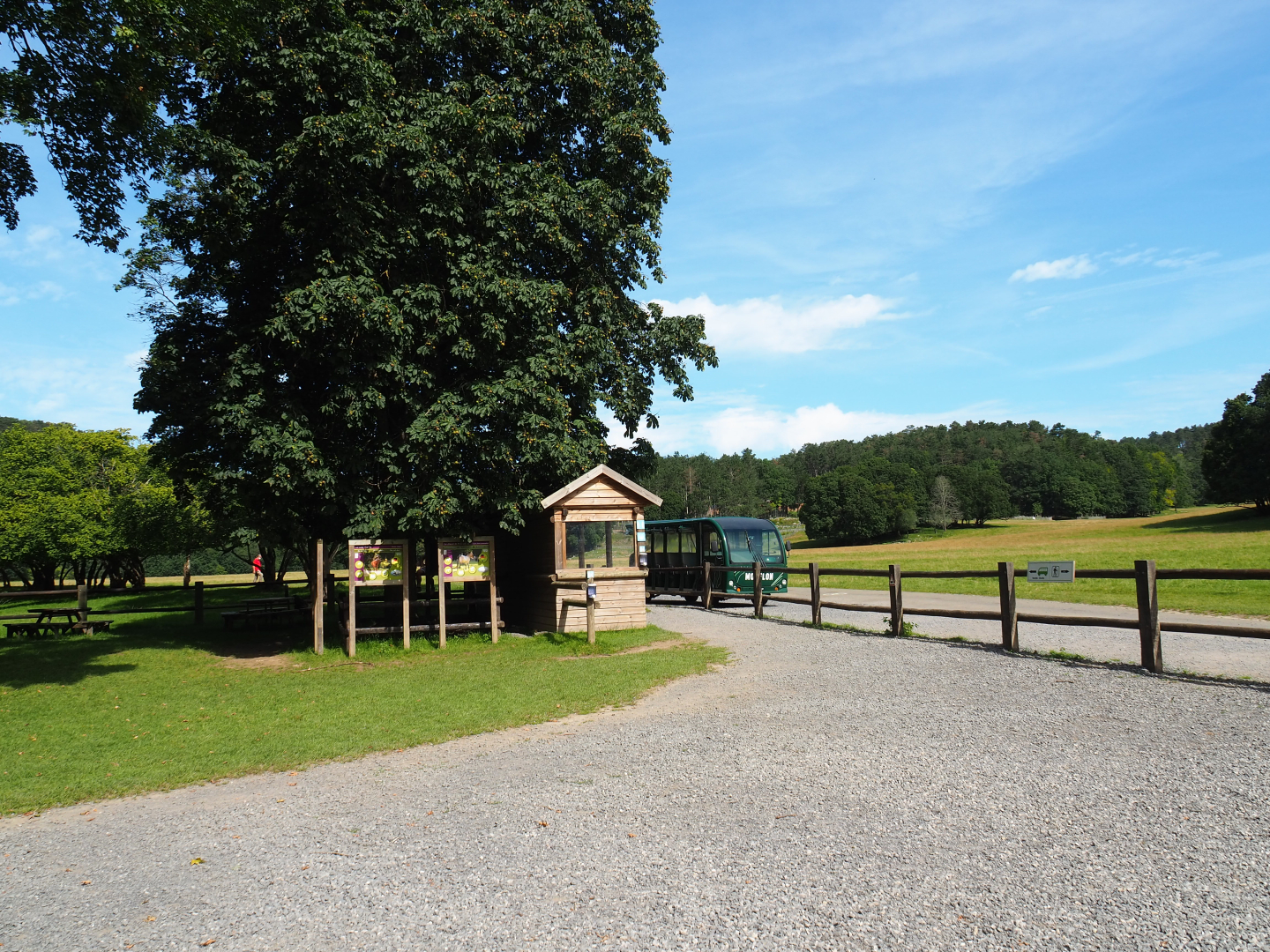 Safari car station at the edge of the Lesse Valley paddock, 2021-08-15