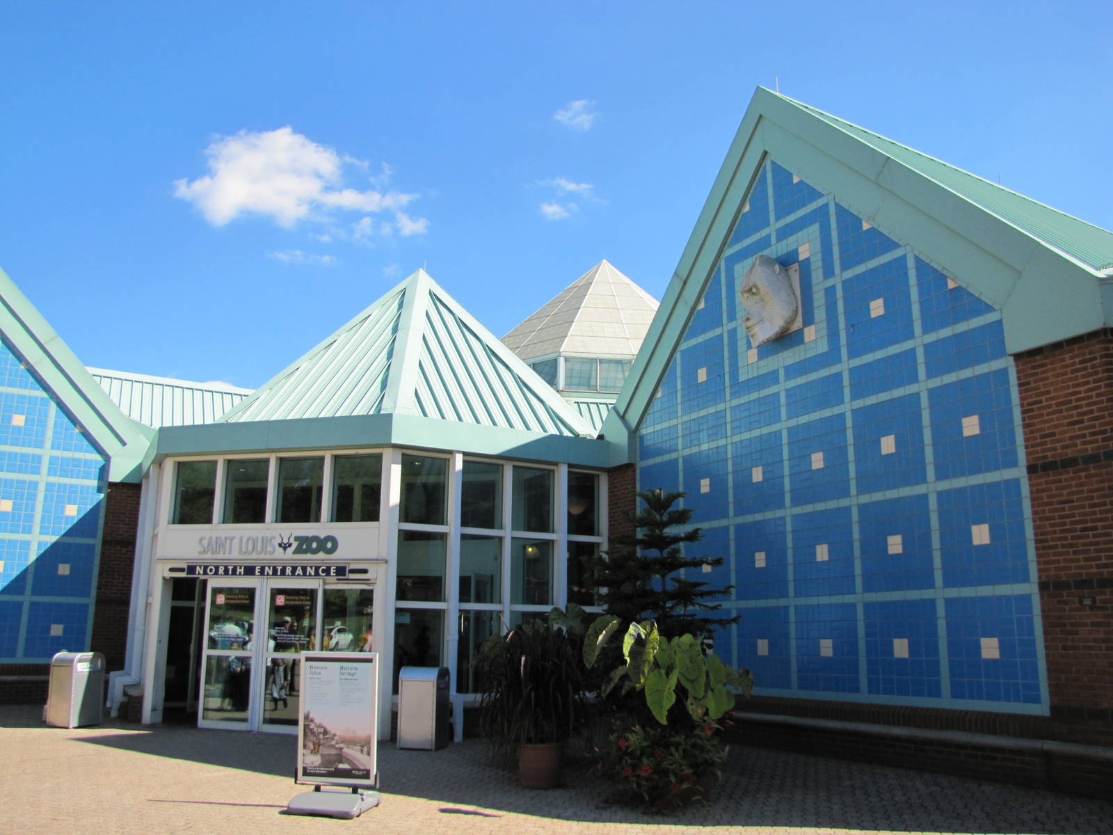 Saint Louis Zoo 2010 - Front of Main Entrance
