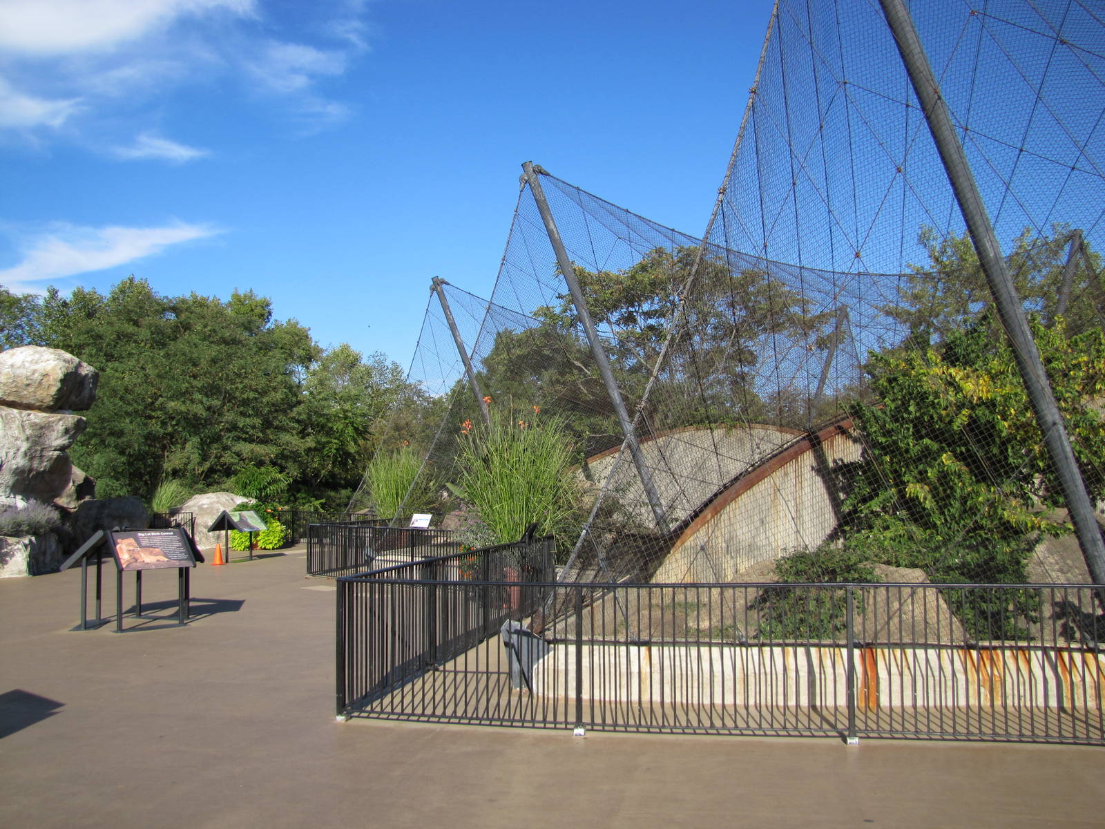 Saint Louis Zoo 2010 - General view in Big Cat Country