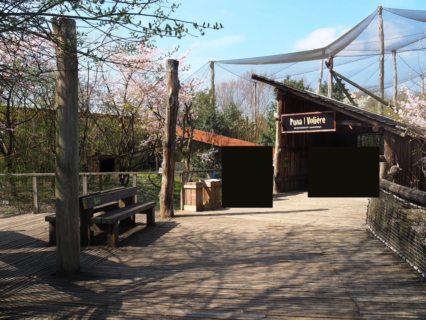 Saki and tamarin exhibit viewing area and entrance to the Puna aviary, 2019-03-30