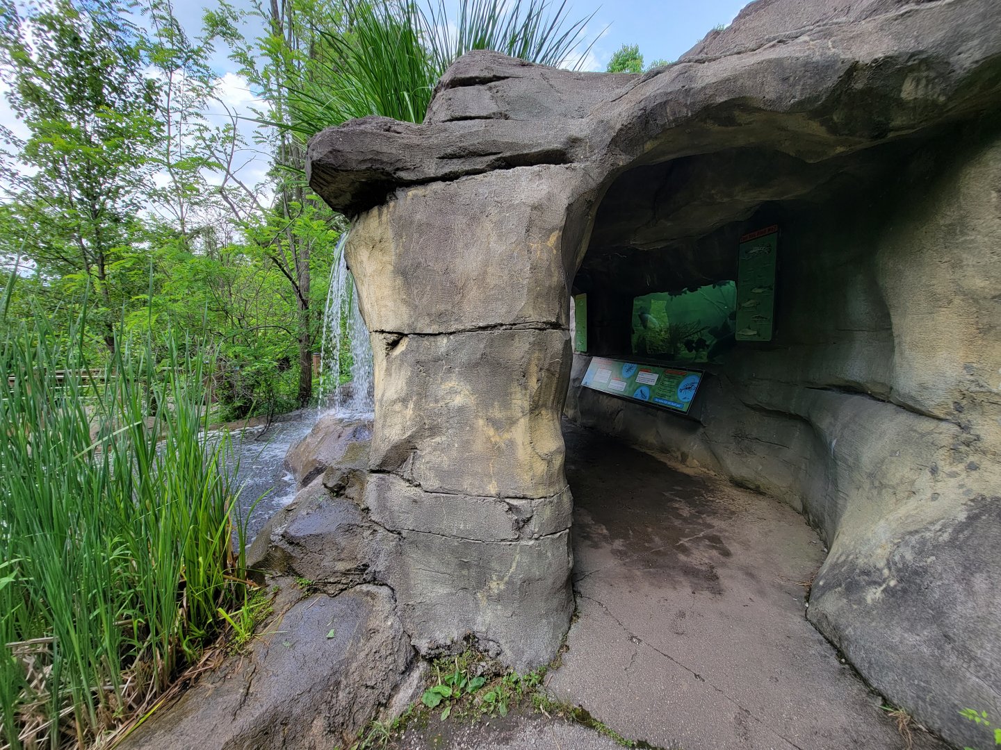 Salato - Stream waterfall, with view of fish tank under fall