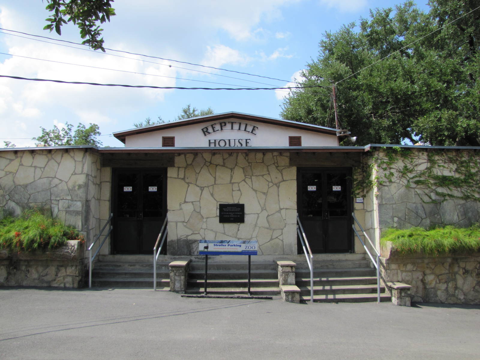 San Antonio Zoo 2010 - Front of the Reptile House