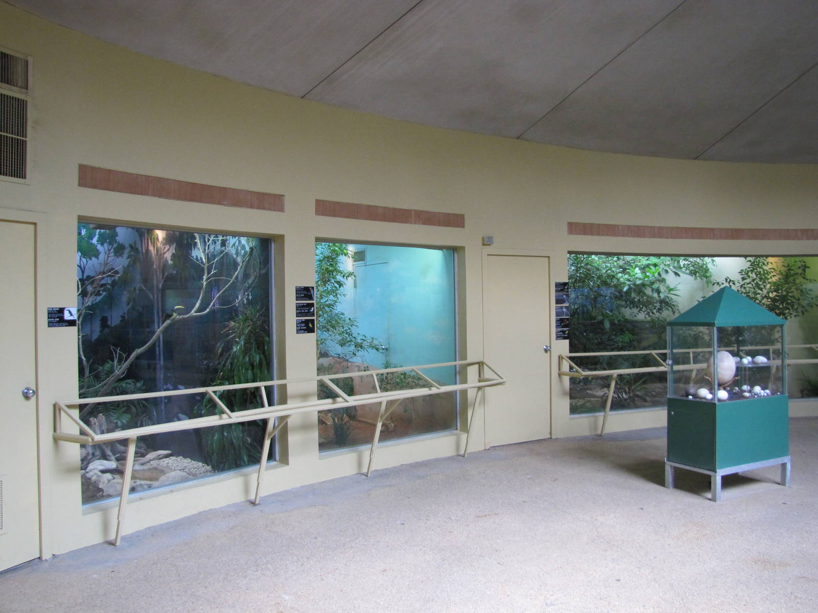 San Antonio Zoo 2010 - General view in the Hixon Bird House