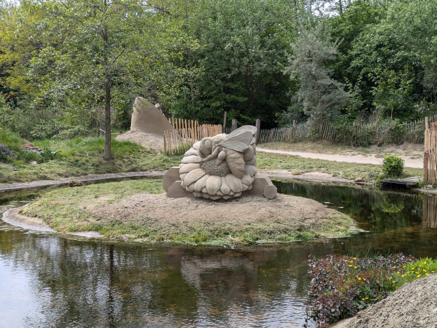 Sand & Zoo event - Bee sand sculpture