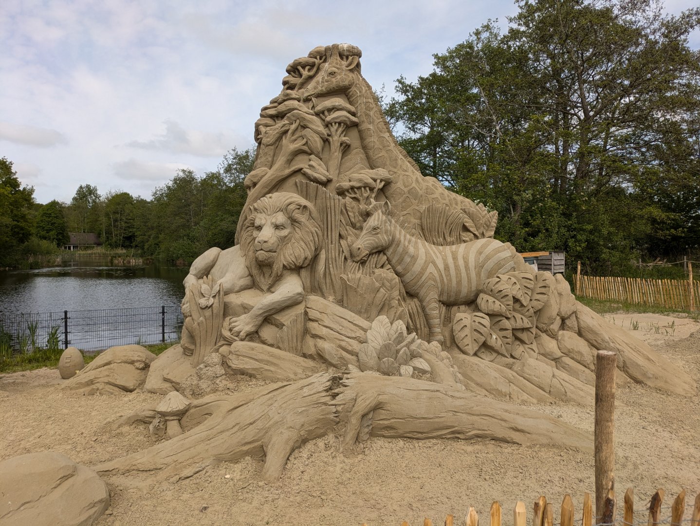 Sand & Zoo event - Lion, zebra and giraffe sand sculpture