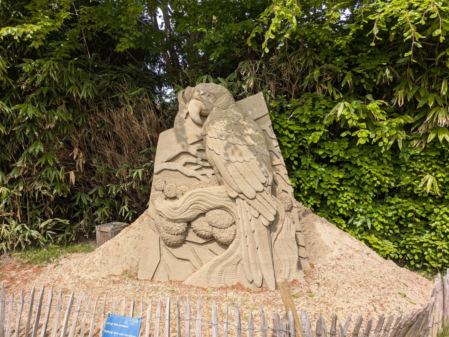 Sand & Zoo event - Parrot sand sculpture