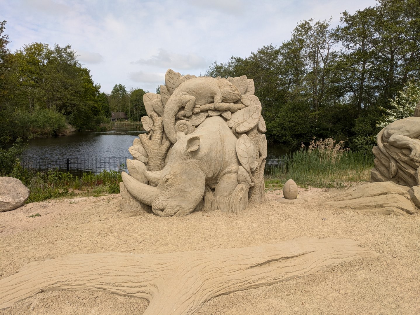 Sand & Zoo event - Rhinoceros and chameleon sand sculpture