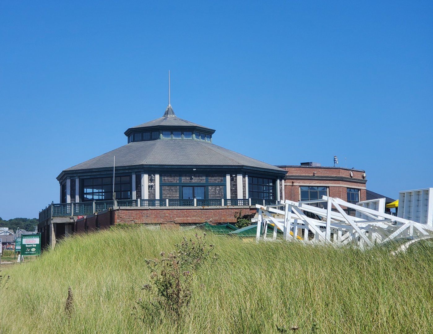 Save The Bay Aquarium (2022) - Building view