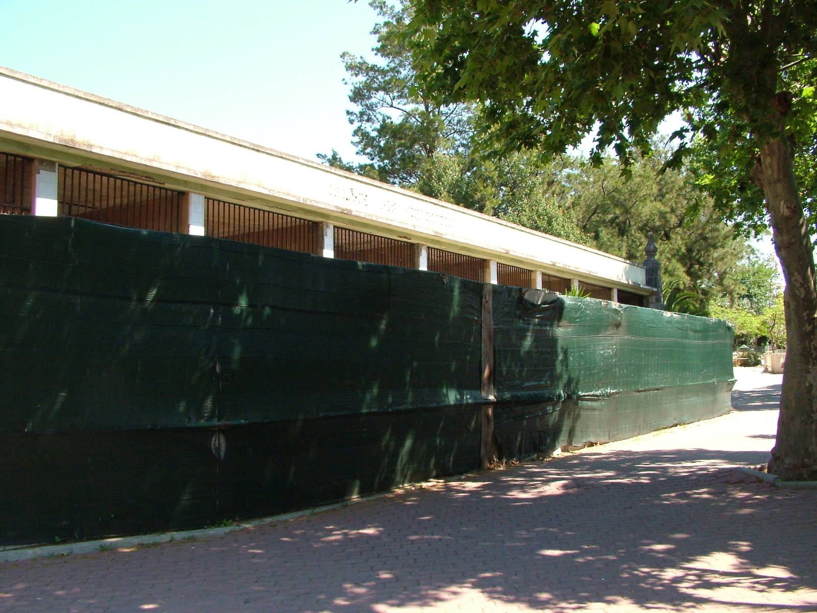 Screened-off Primate House at Lisbon Zoo, 24/05/11