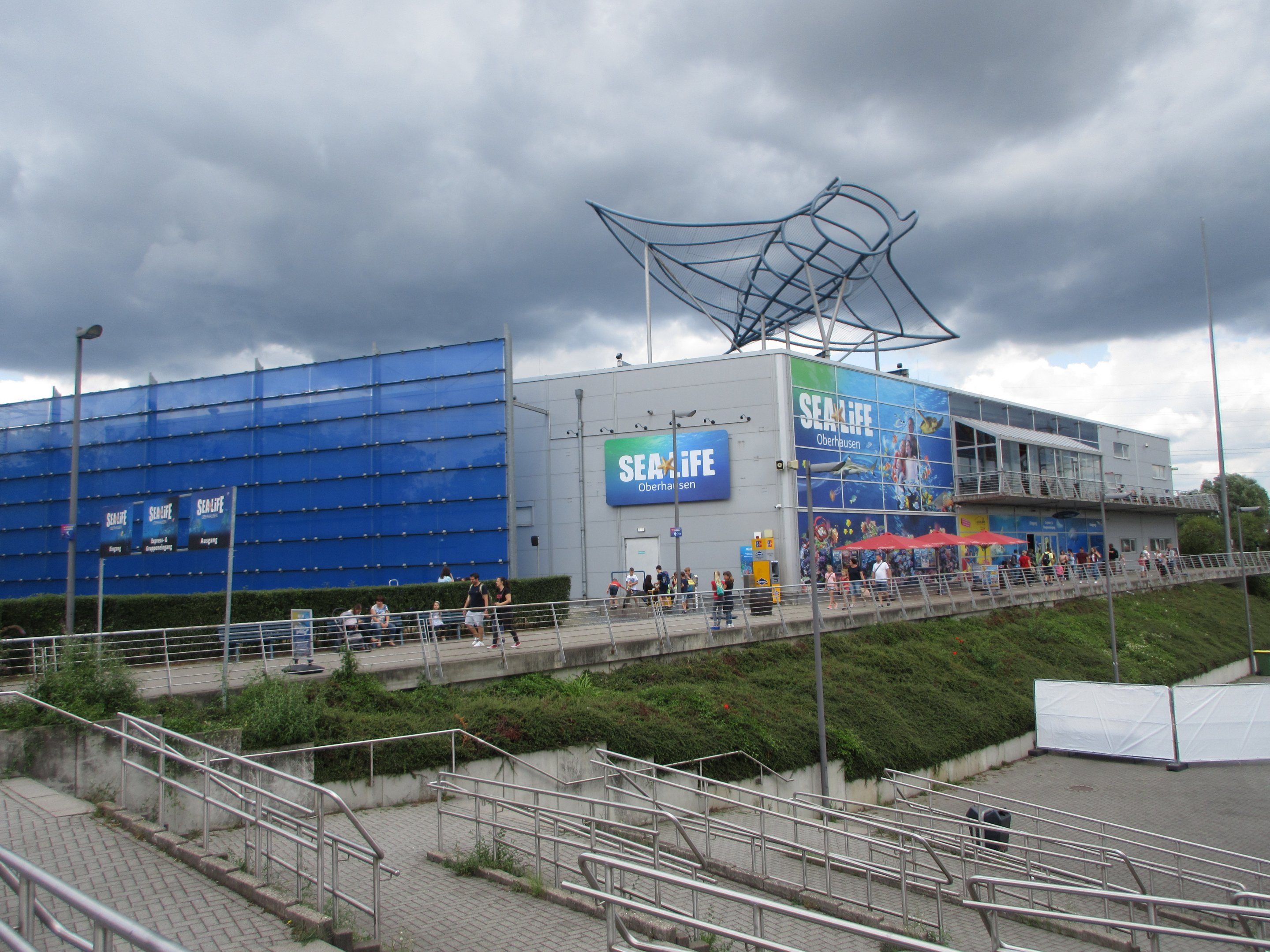 Sea Life Exterior + Manta Ray Sculpture