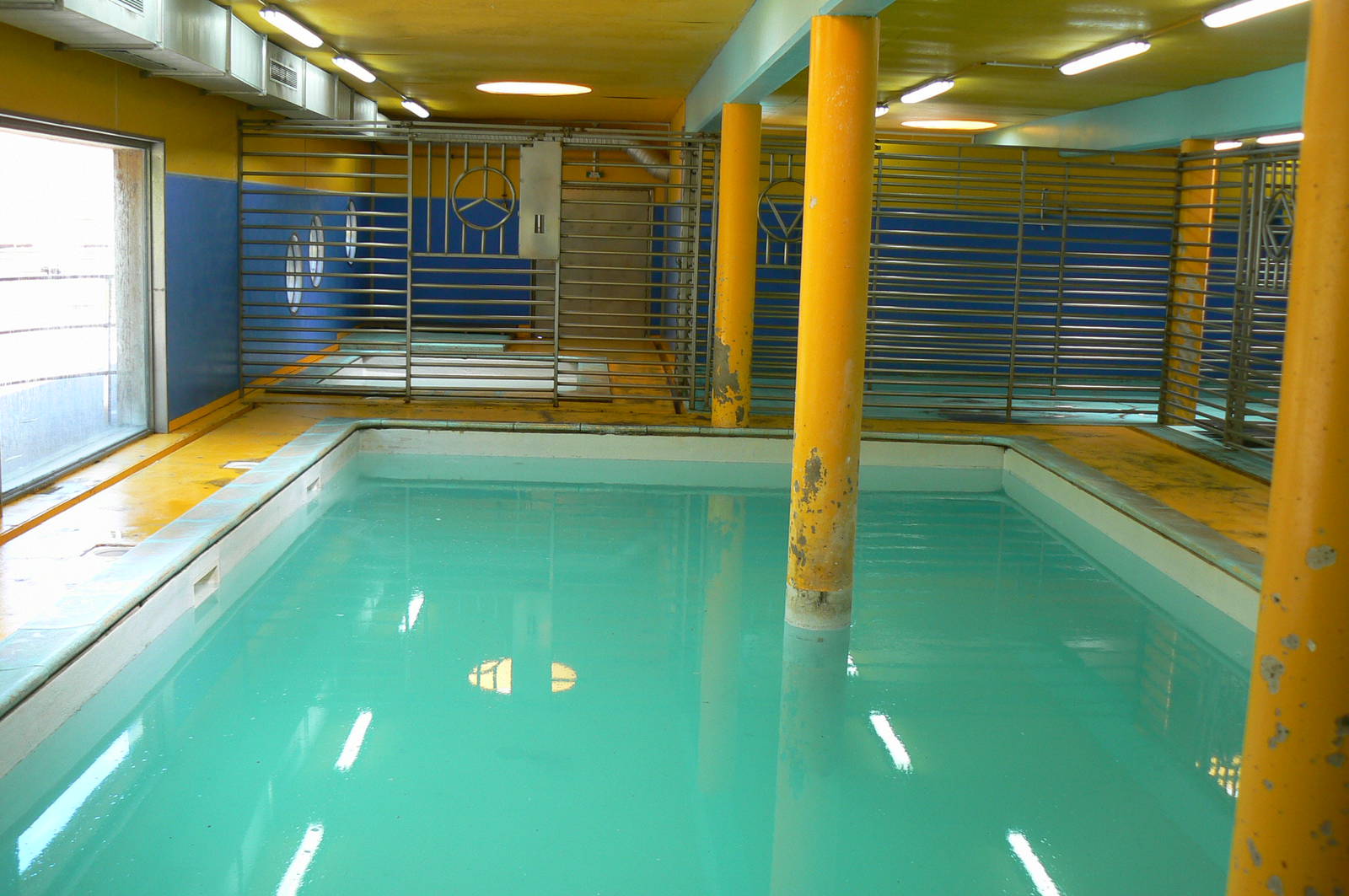 Sea lions complex - indoor pool