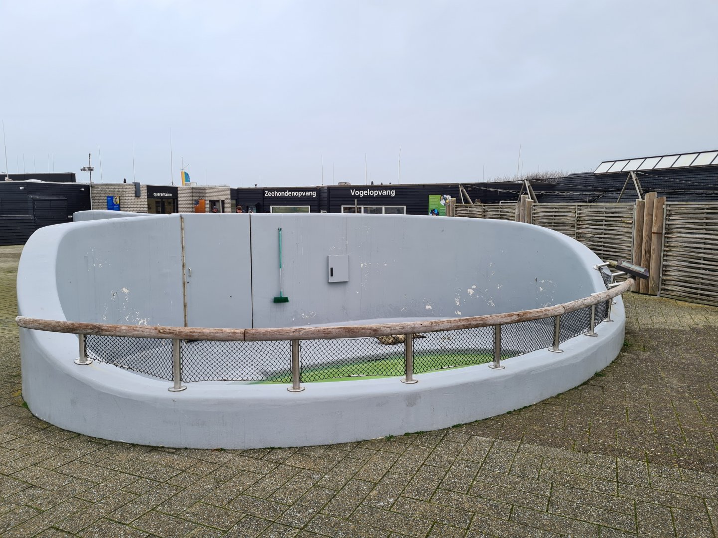 Seal recovery enclosure