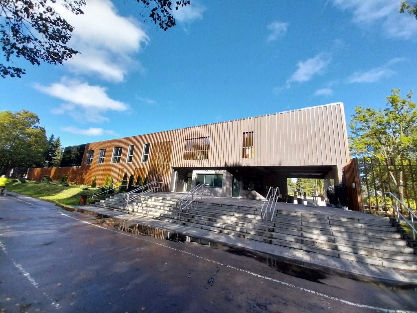 Second entrance (parking lot)