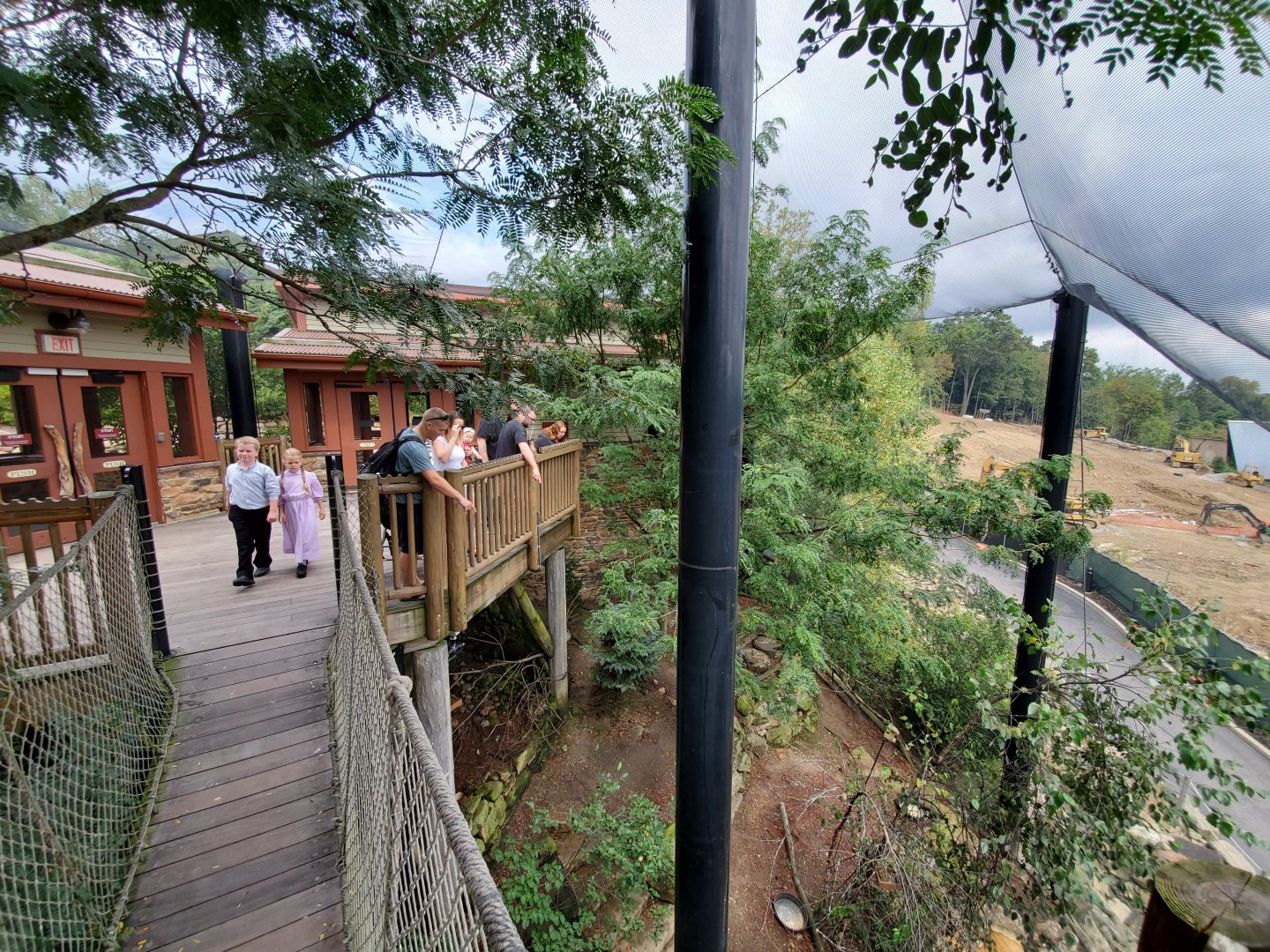 Sep. 2019 - Grizzly Ridge - Native Walkthrough Aviary