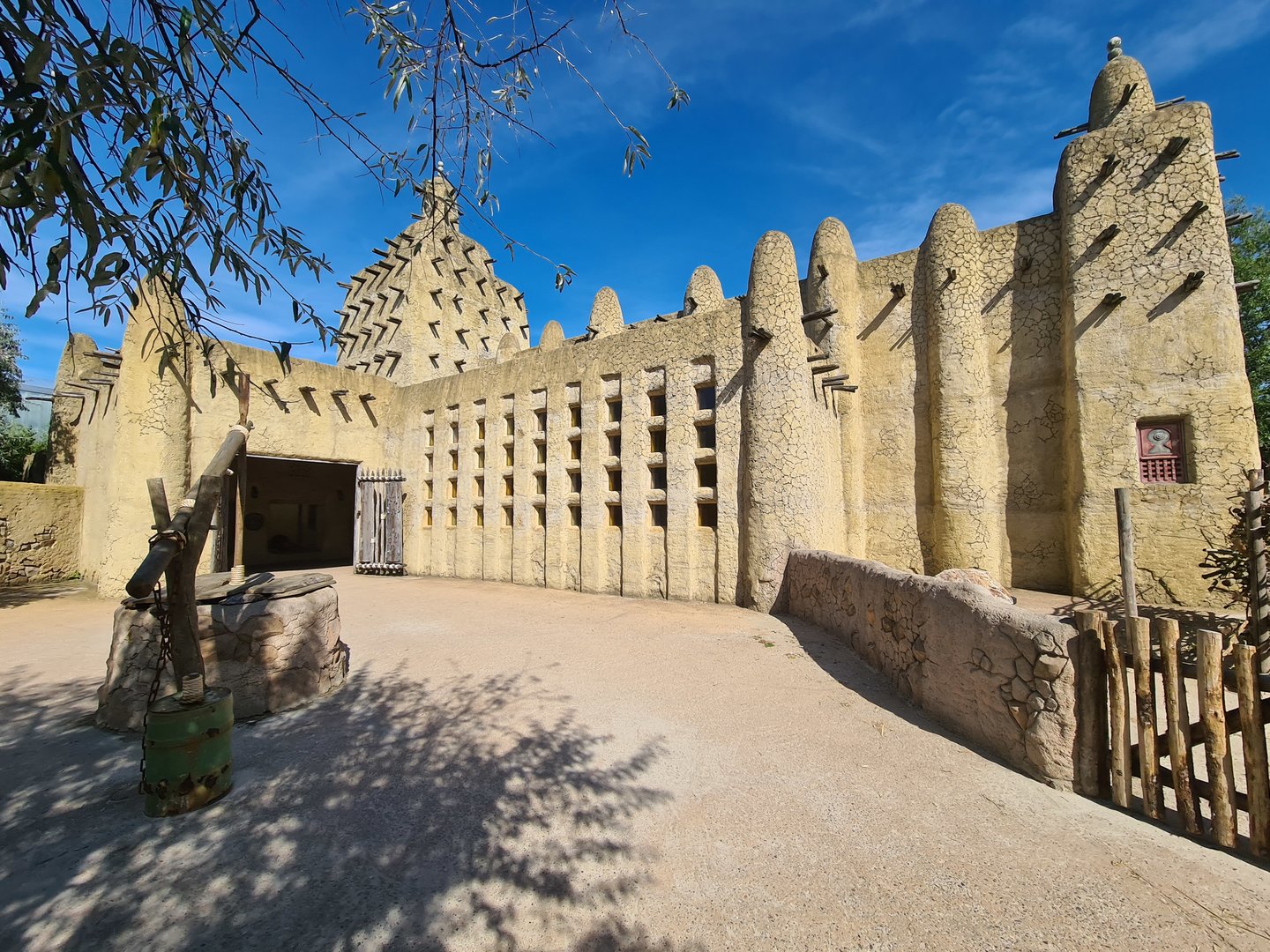 Serenga - Back of the Sun palace