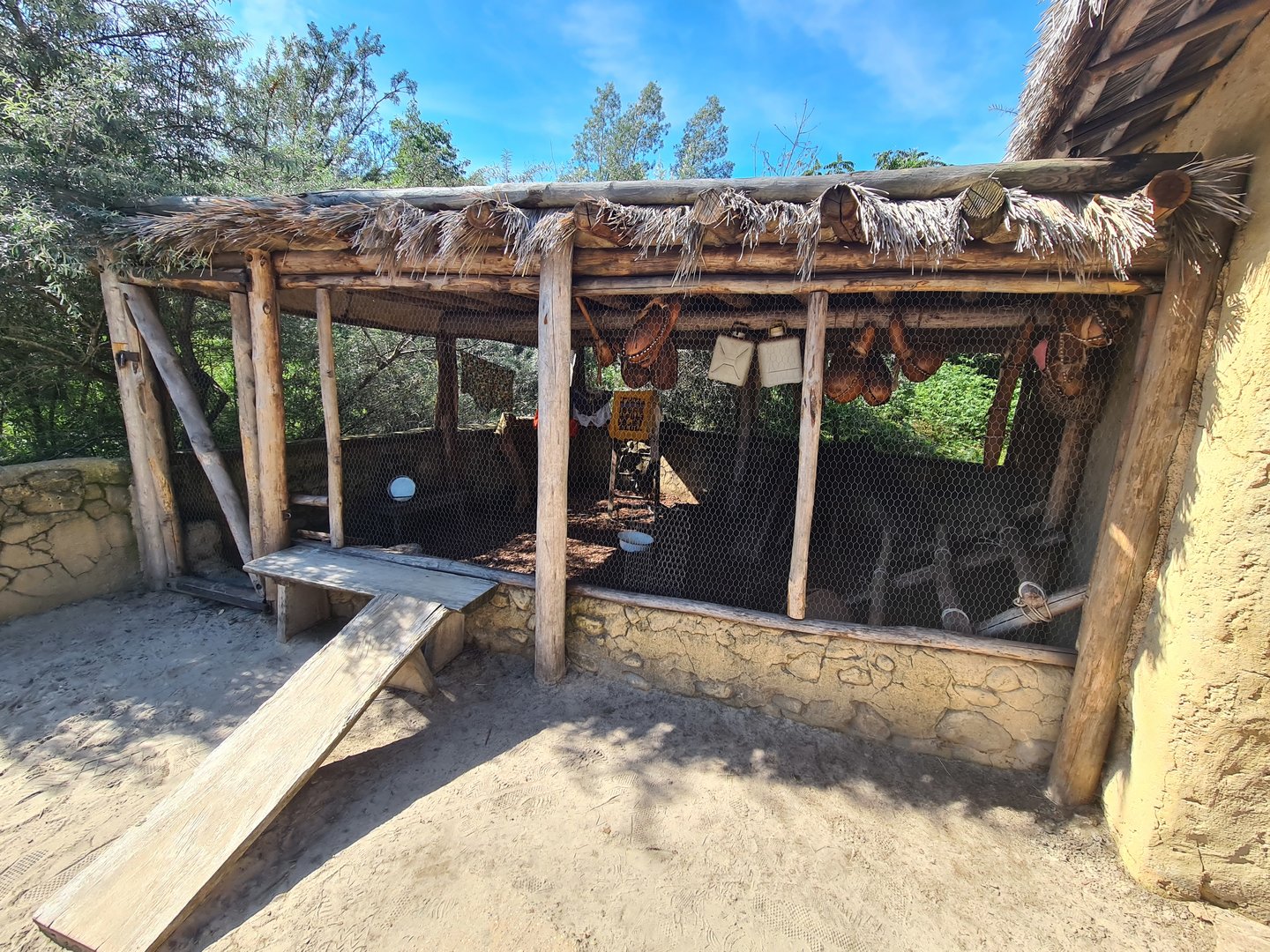 Serenga - Chicken coop in Dogon village