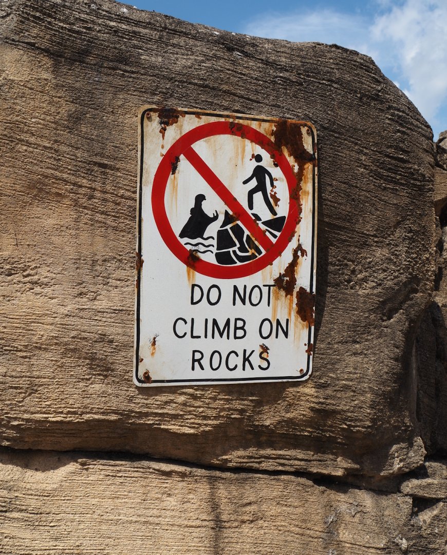 Serenga - Do not climb on rocks sign near hippopotamus exhibit, 2024-06-23