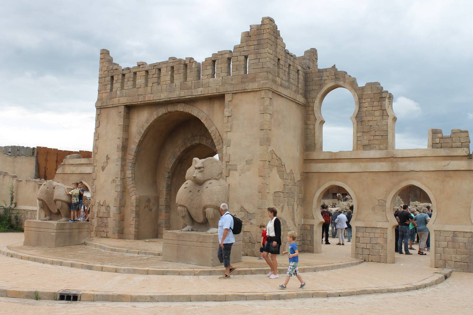 SERENGA : Entrance Baboon area