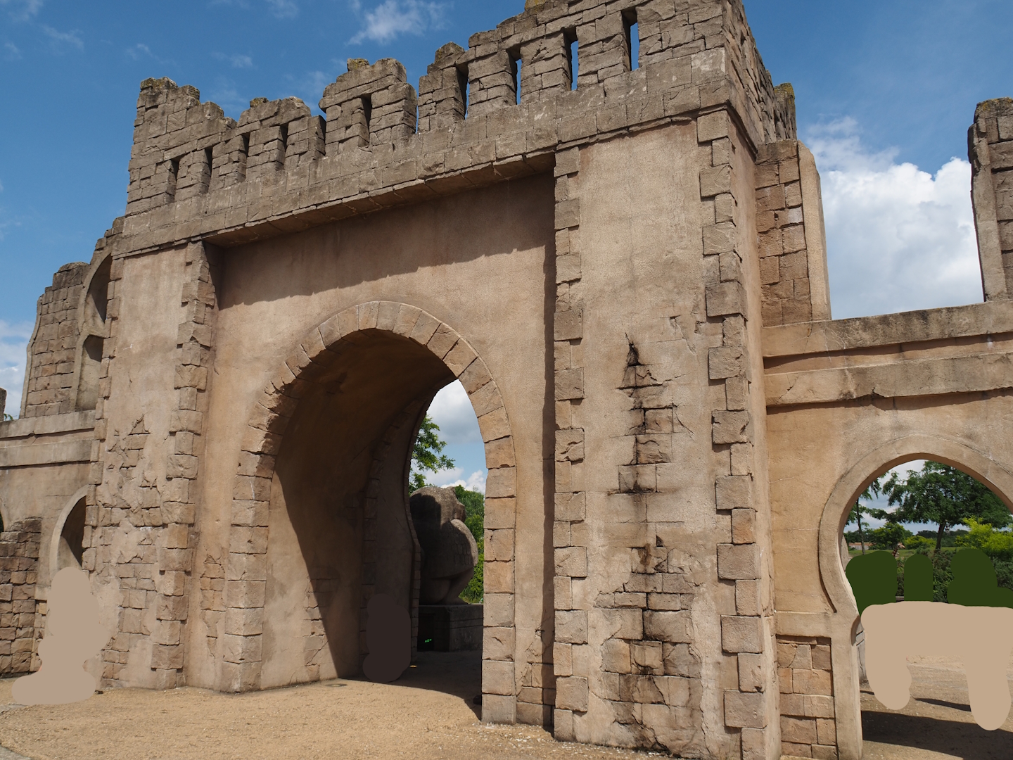 Serenga - Hamadryas baboon arena entrance gate, seen from inside, 2024-06-23
