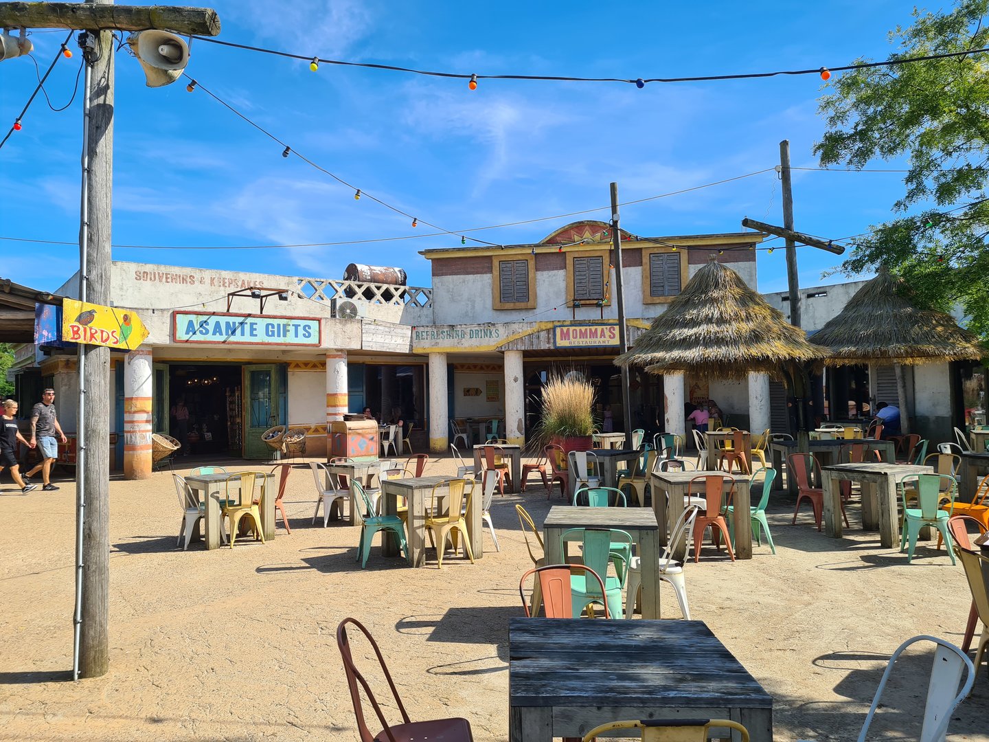 Serenga - Momma's restaurant seating