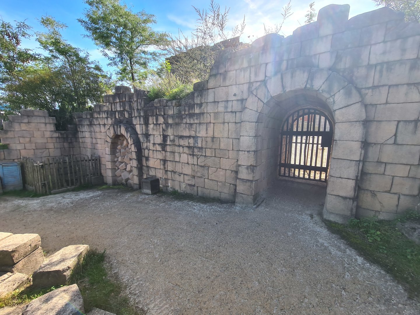 Serenga - Side viewing area to Baboon arena