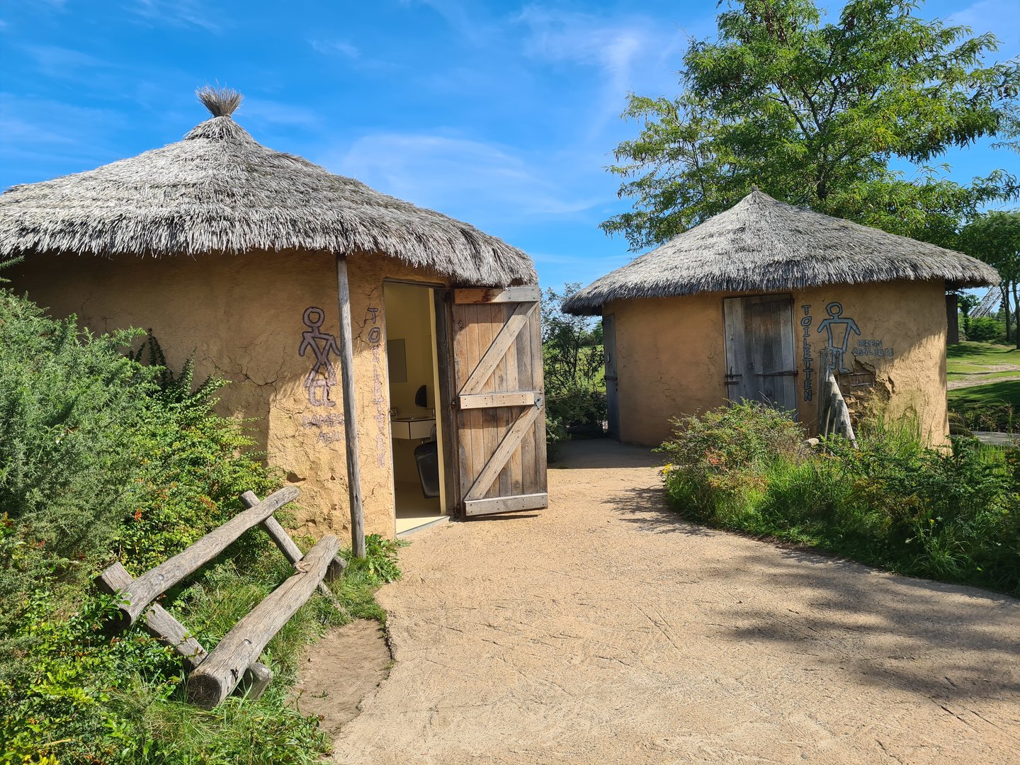 Serenga - Toilet huts