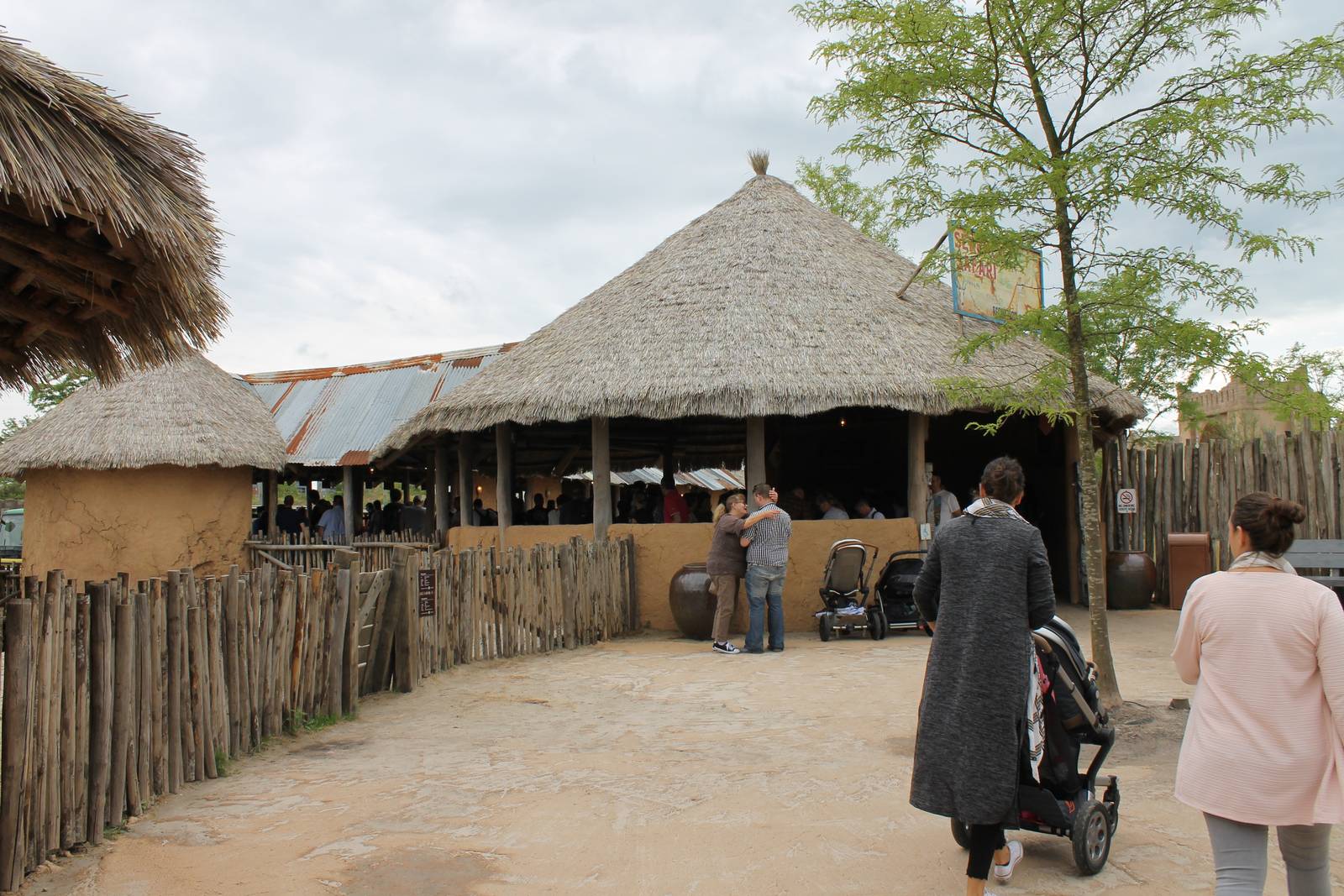 SERENGA : Waiting row Safari truck