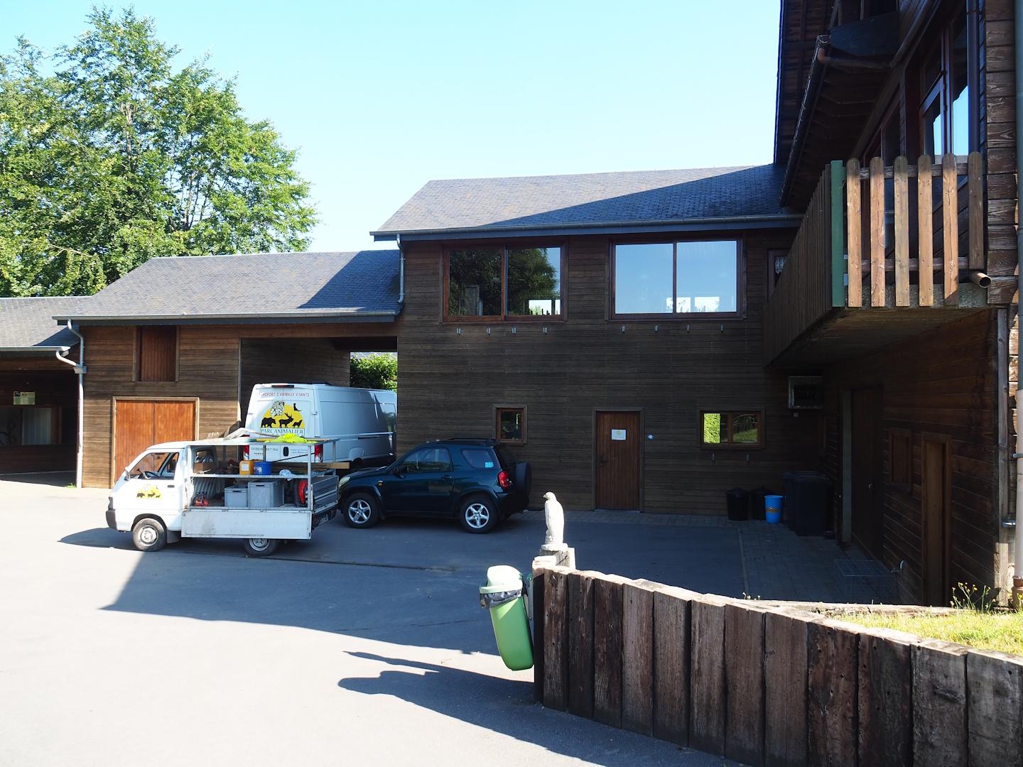 Service area next to restaurant building, 2023-06-24