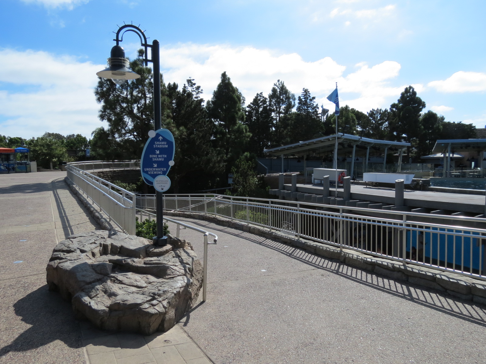 Shamu Stadium - One Ocean Show - Shamus Underwater Viewing