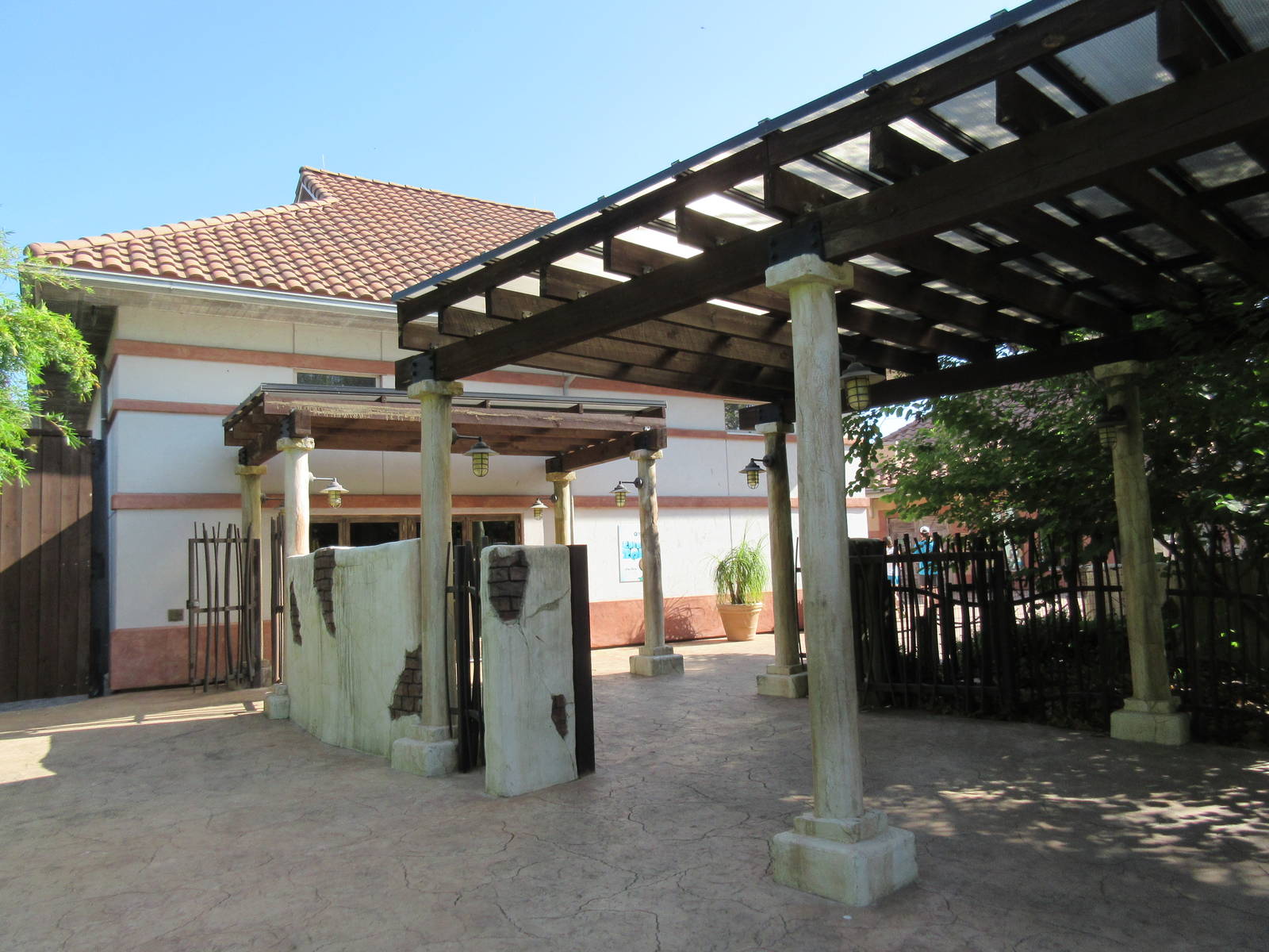 Shani Market (side view of gift shop)