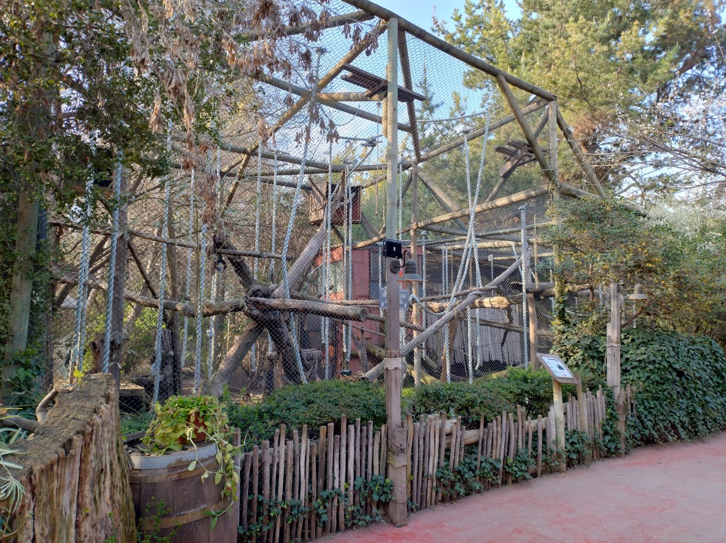 Siamang exhibit - Buin zoo