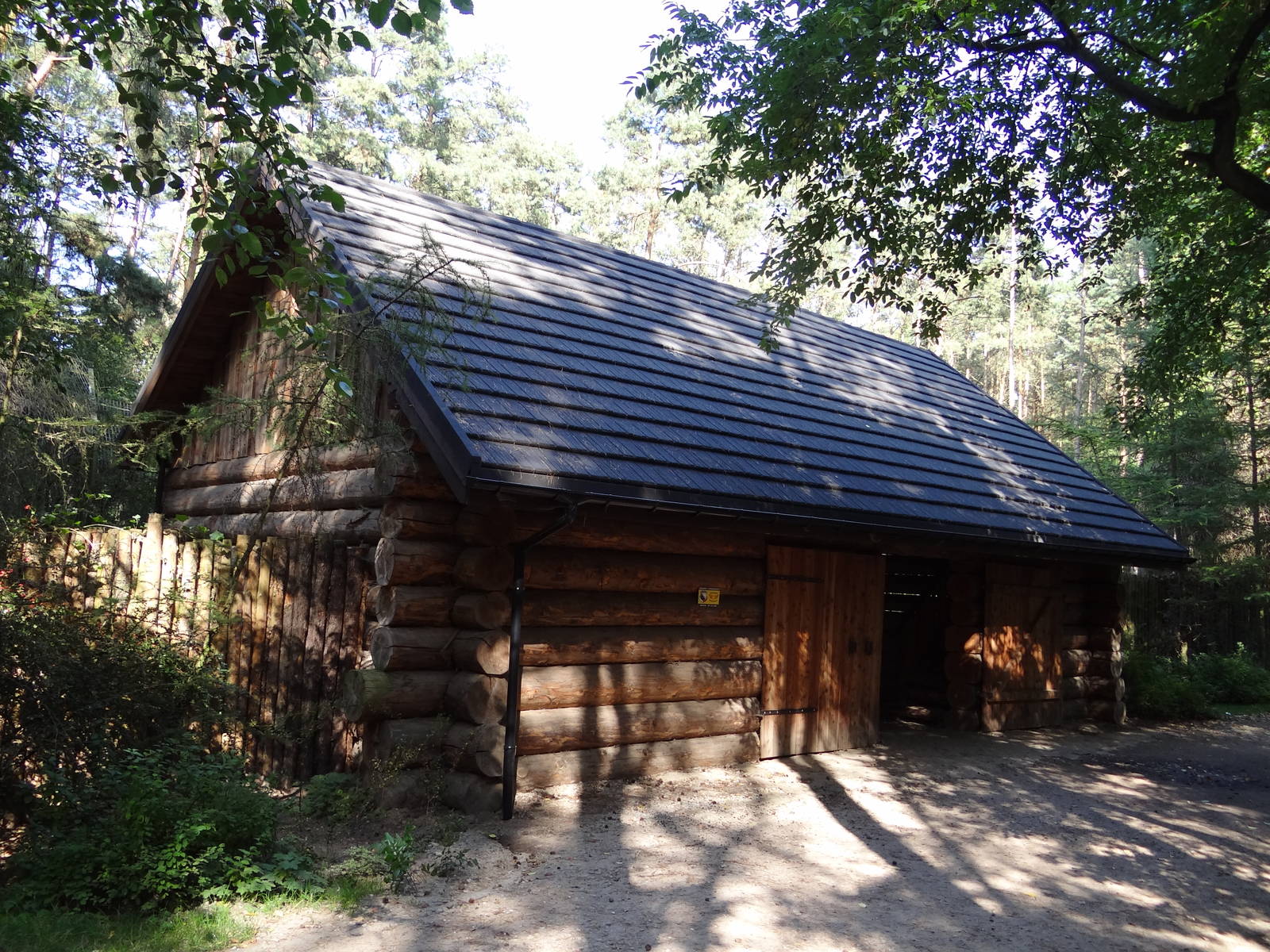 Siberian hut - two-stories viewpoint on tiger enclosure