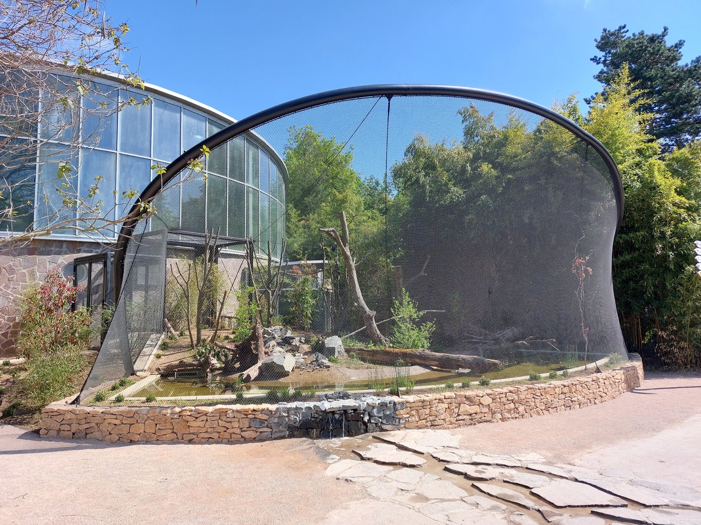 Sichuan house - outdoor aviary