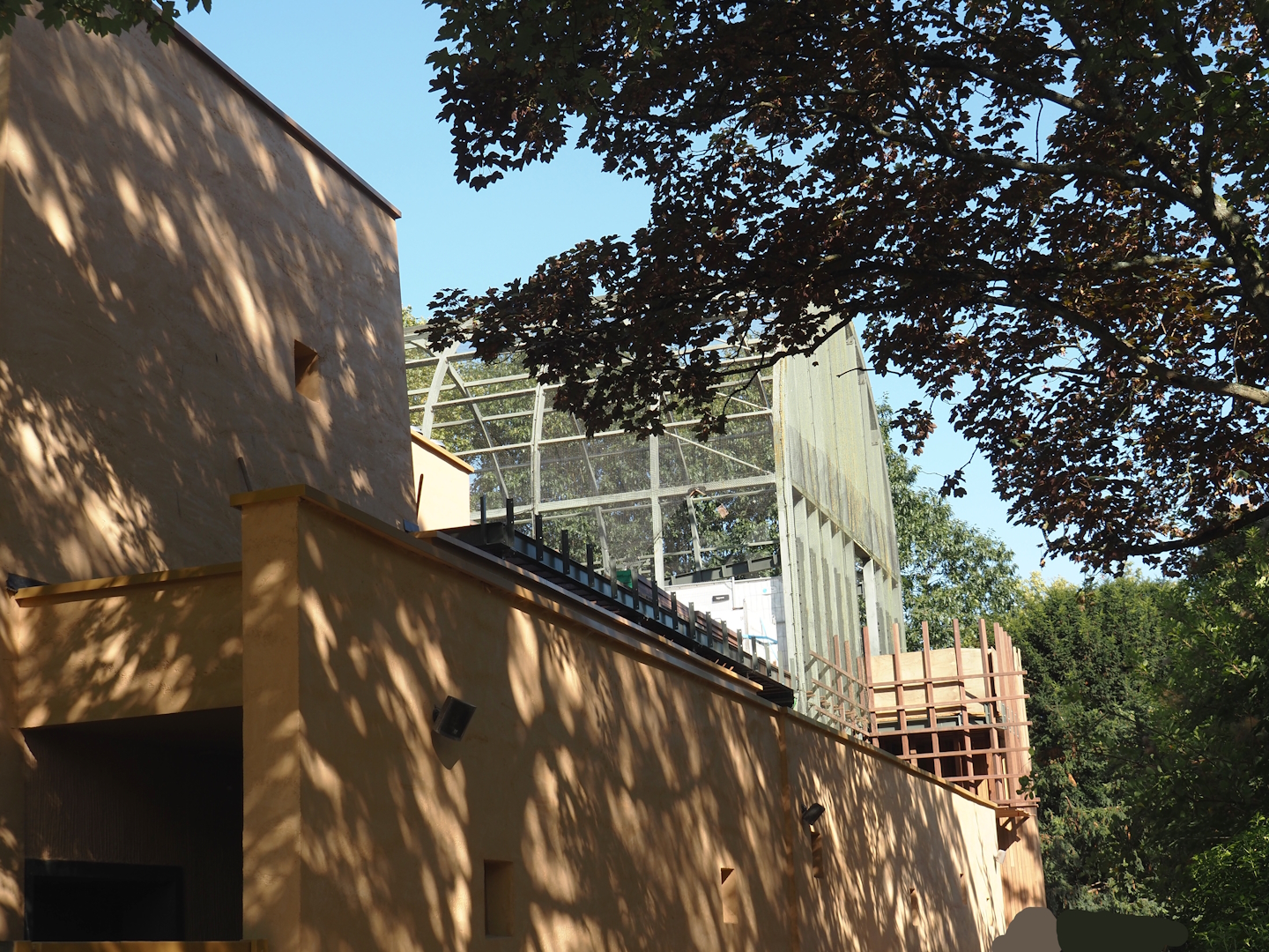 Side of the hippo house, with construction of new visitor bridge as part of upper viewing area, 2024-08-28