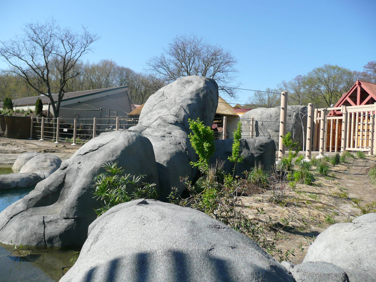 Side of the pool on the right leading to entrance.