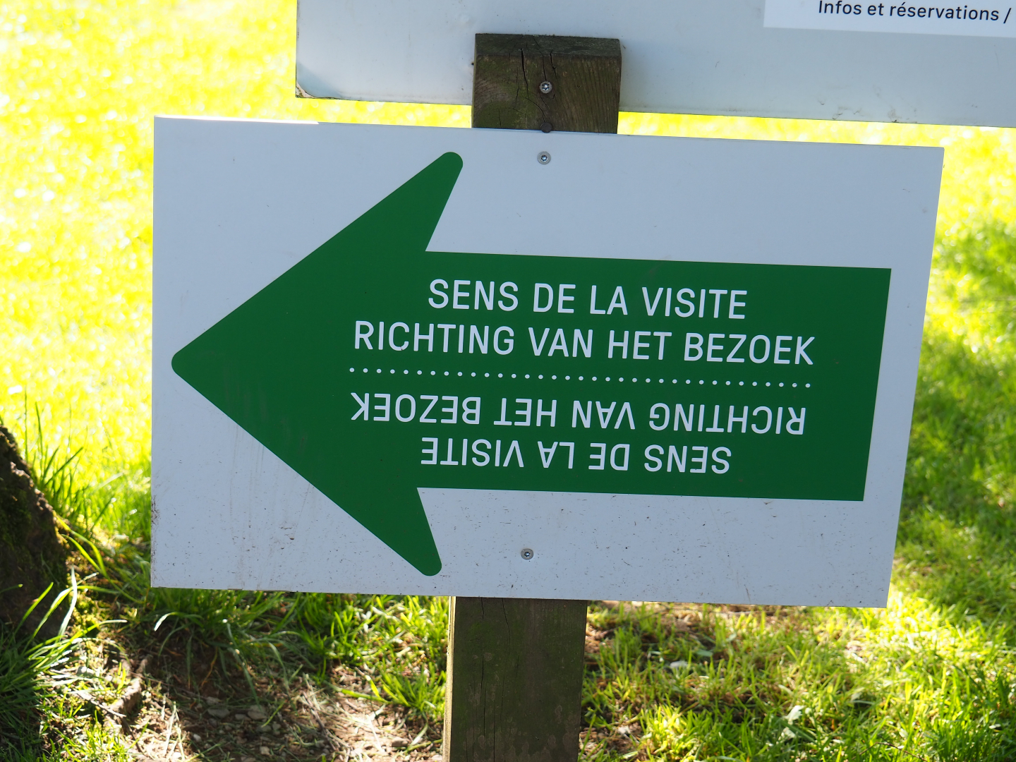 Sign mandatory trail direction, 2021-05-29