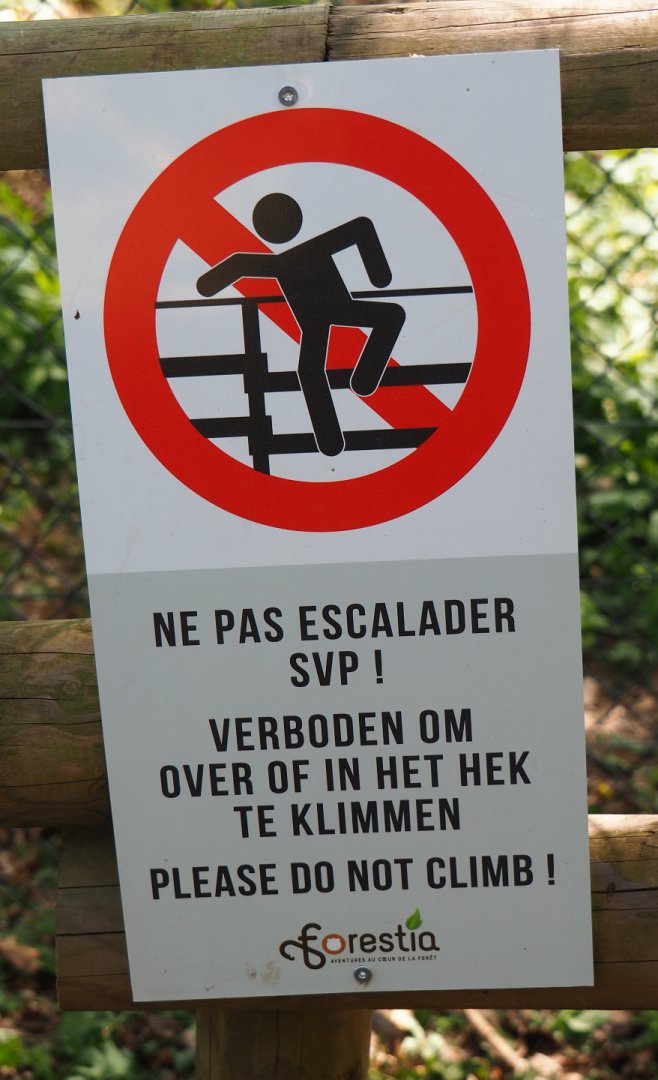Sign Please do not climb on or over fences, 2021-05-29