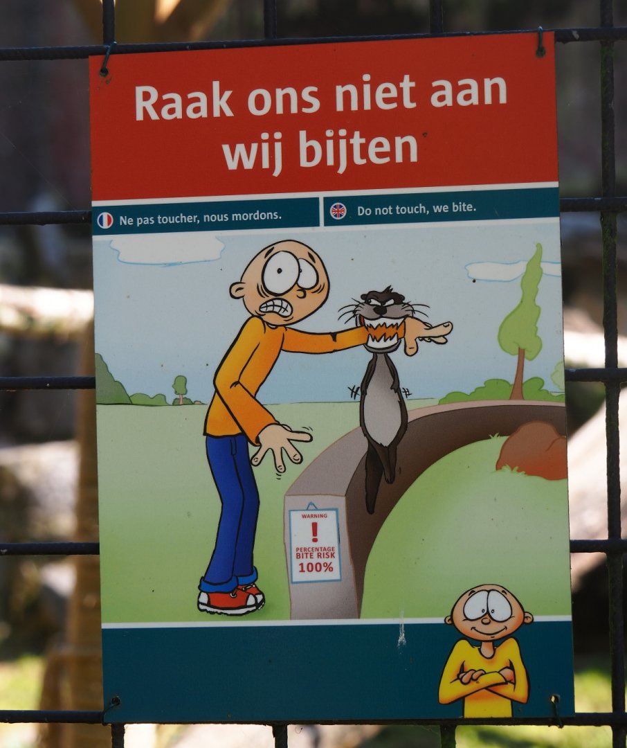 Sign Please do not touch us, we bite, 2019-08-04