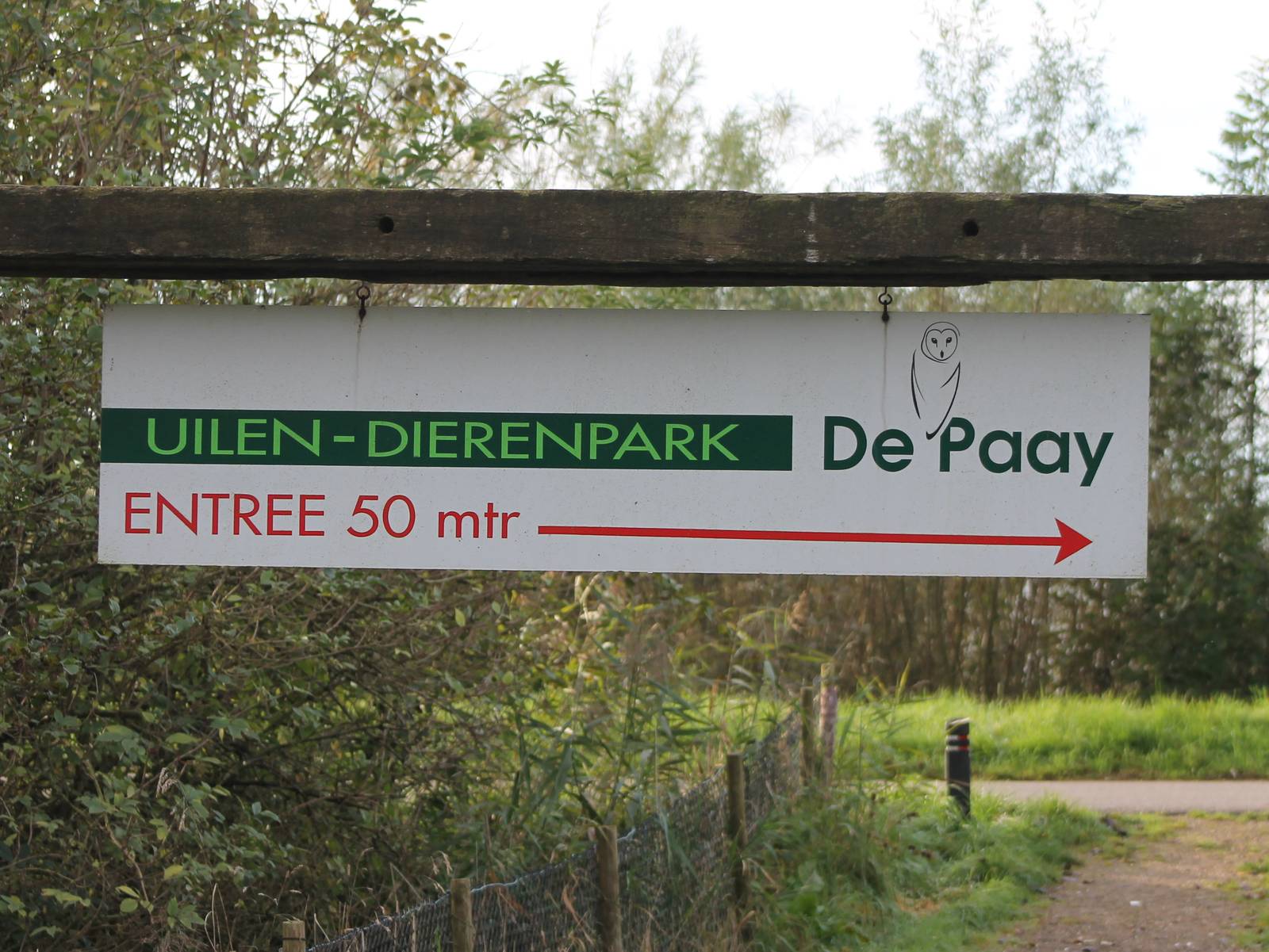 Sign to the entrance