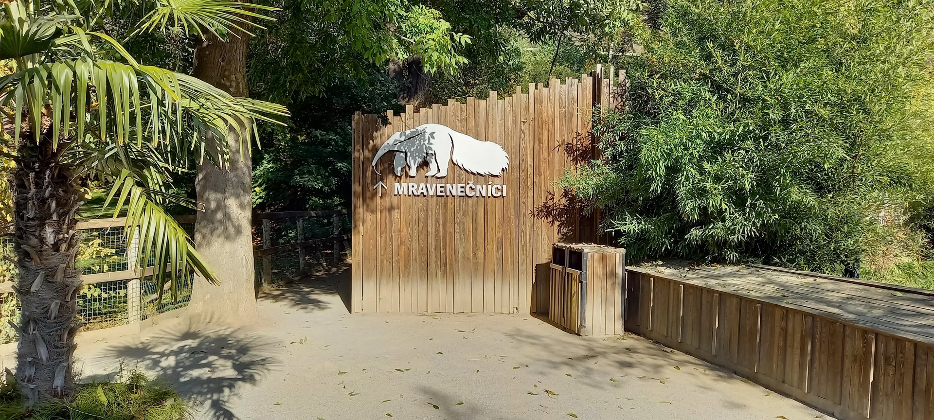 Sign toward Giant anteater-indoor enclosure