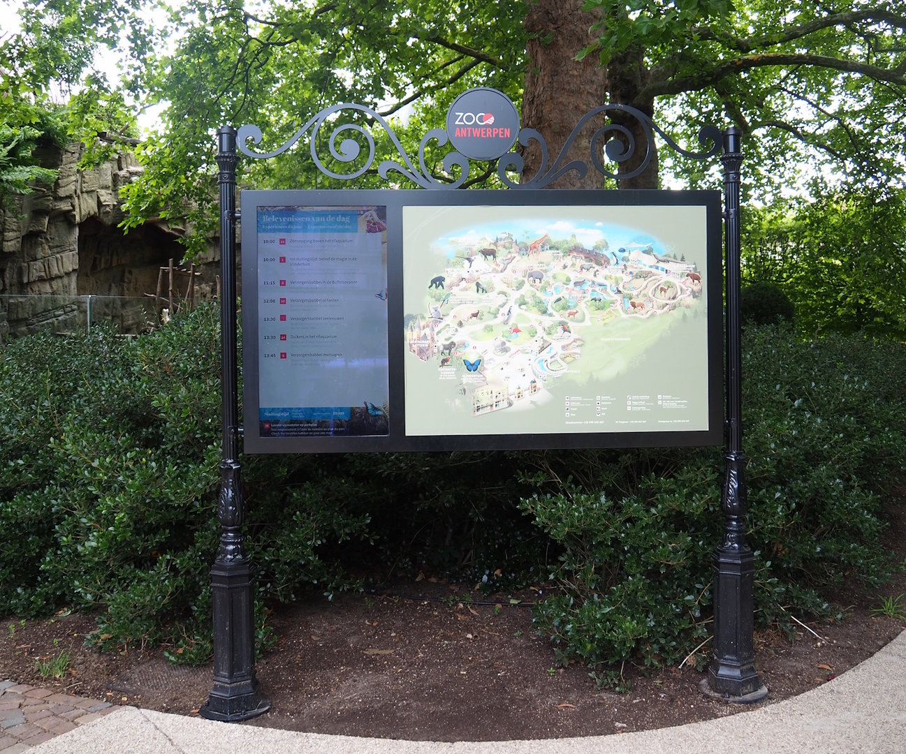 Sign with map and screen with day program, 2022-07-10