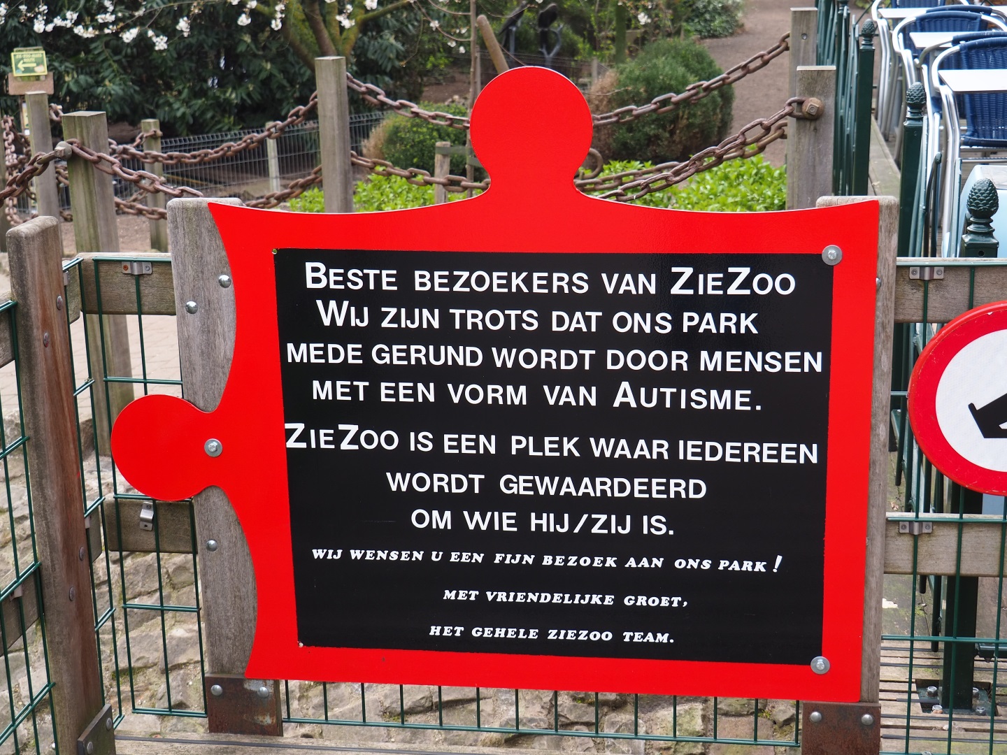 Sign Zie-Zoo partially operated by people with autism, 2019-04-06