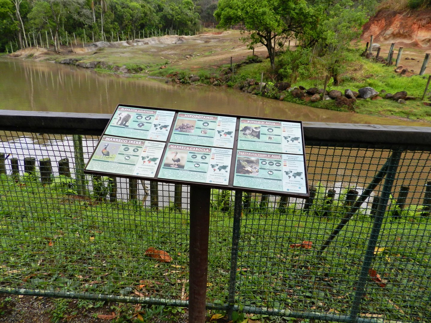 Signage of the mixed paddock - Zooparque Itatiba