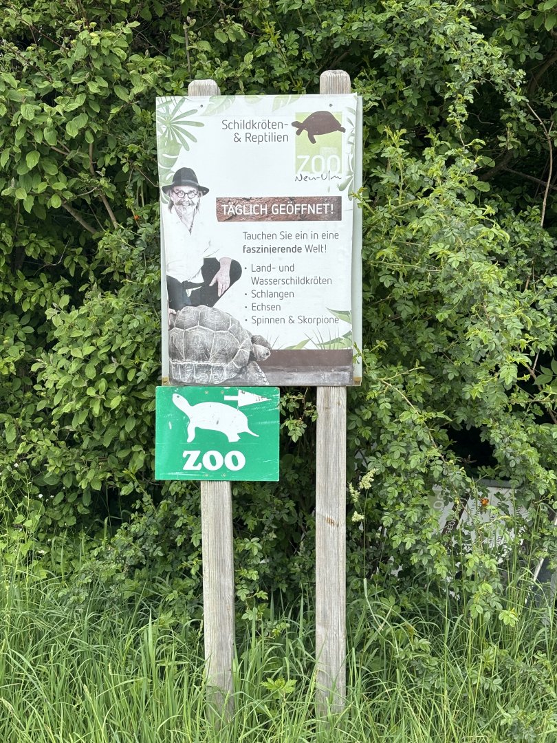Signage towards the Schildkröten und Reptilien Zoo Neu-Ulm