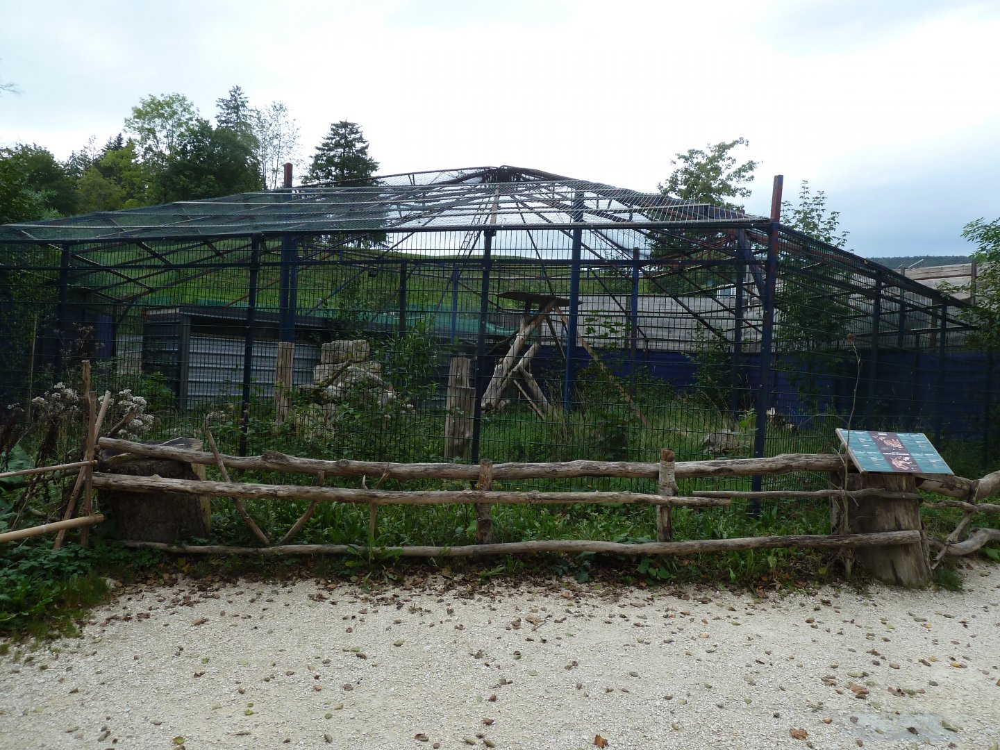 Sikypark Crémines - Caracal and serval rotational enclosure