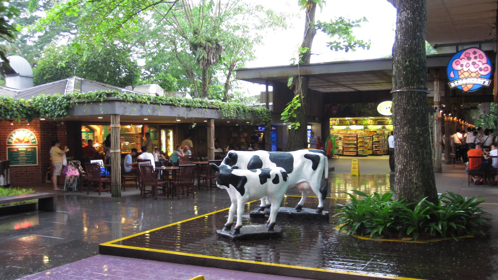 Singapore Zoo entrance plaza