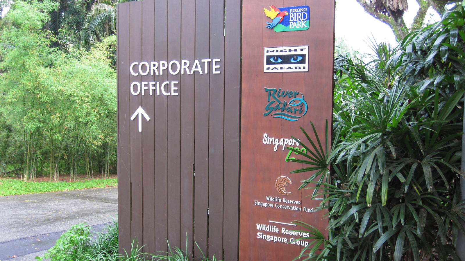 Singapore Zoo entrance plaza