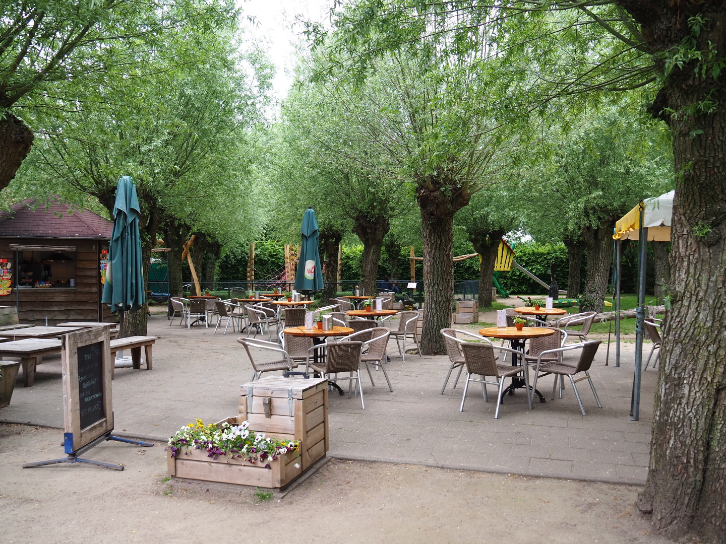 Sitting and eating area, 2019-05-25