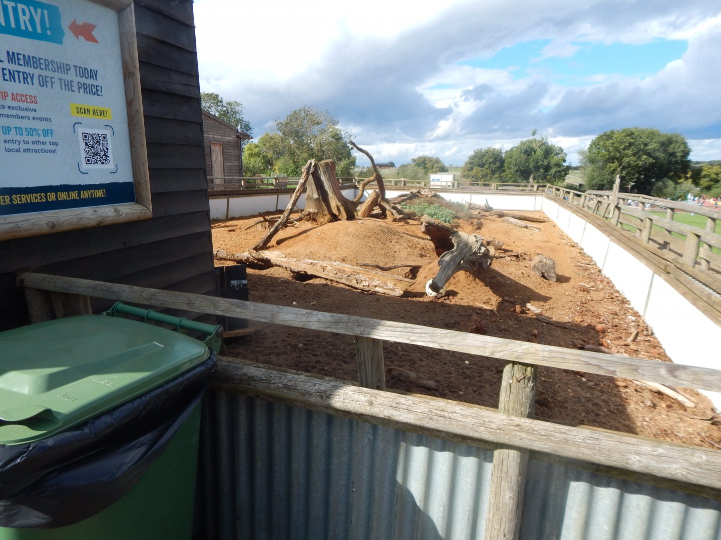 Six-banded armadillo enclosure 130925
