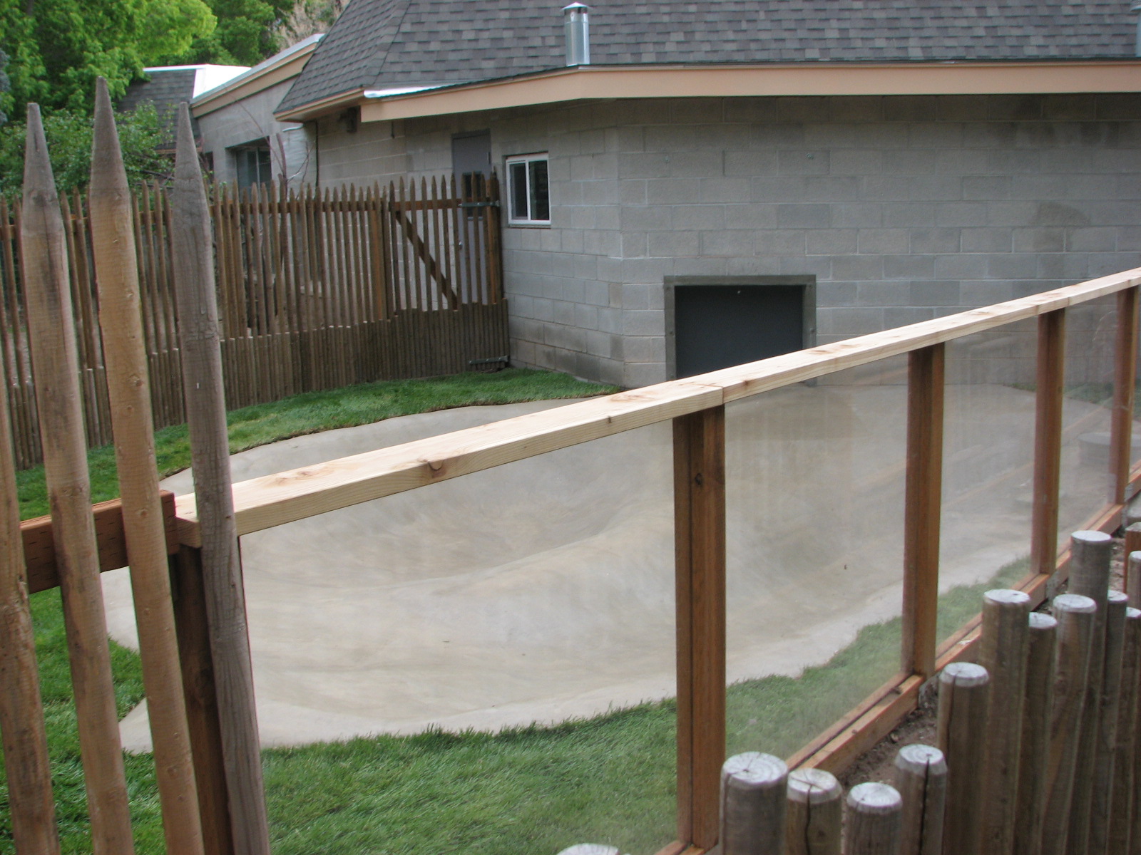 Small Animal Building - Outdoor Siamese Crocodile